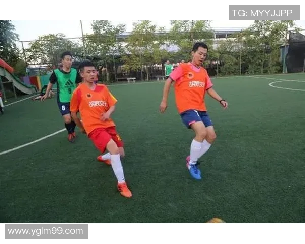 足球明星大巴上欢唱朋友情谊深厚展现团队精神与友谊的力量