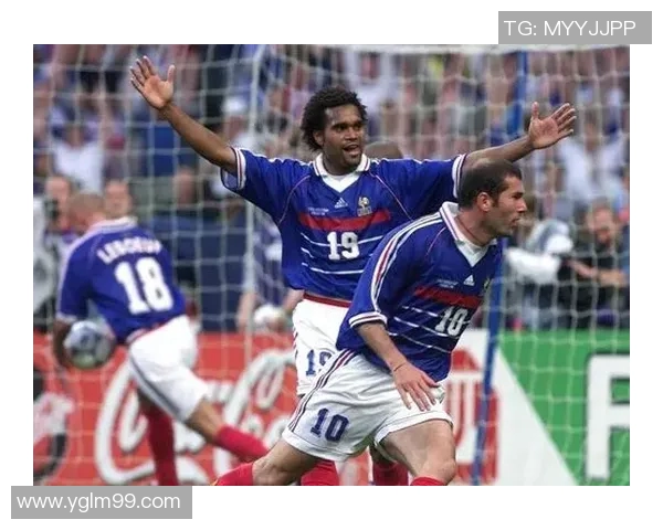 足球明星的辉煌成就与传奇故事全景展示PPT